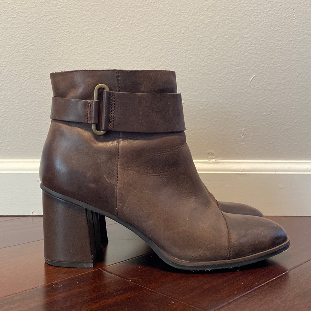 8.5 Korks distressed leather ankle booties